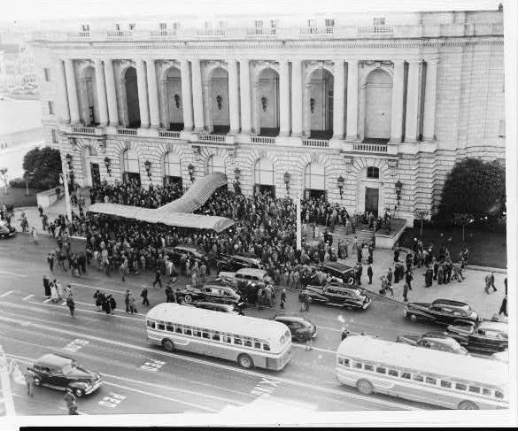 Crowd gathered outside the San Francisco Opera House in 1945 during the United Nations conference